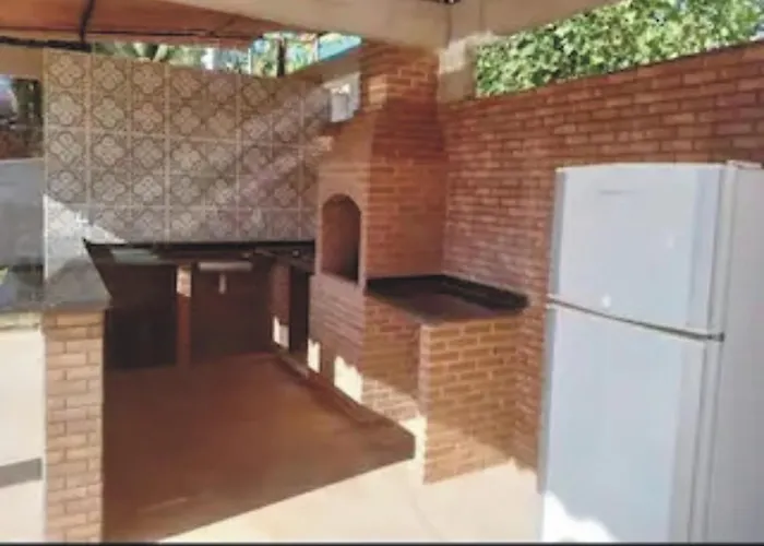 Casinha Branca Com Piscina